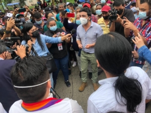 Pablo Iturralde representante del Comité de Solidaridad dirigiéndose a los asambleístas.