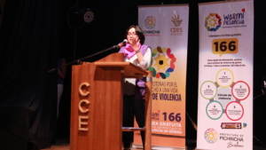 Foto CDES: La Promotora Estefanía Logacho dando su discurso de graduación.